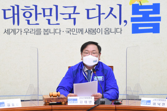 김태년 민주당 대표 직무대행이 22일 국회에서 열린 중앙선대위 회의에서 발언하고 있다. 연합뉴스